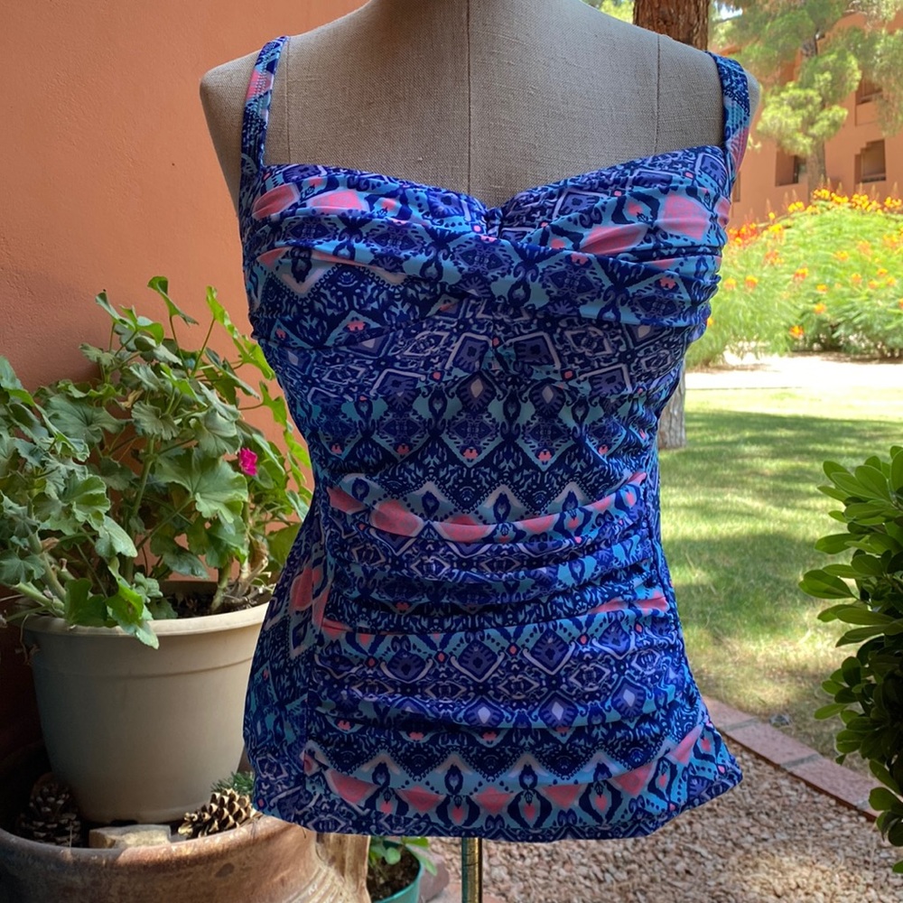 NEW! Adorable two piece suit Size large.